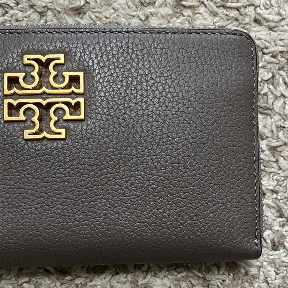 Tory Burch Britten Dark Gray Pebbled Leather Full Zip Continental Wallet - Picture 4 of 16